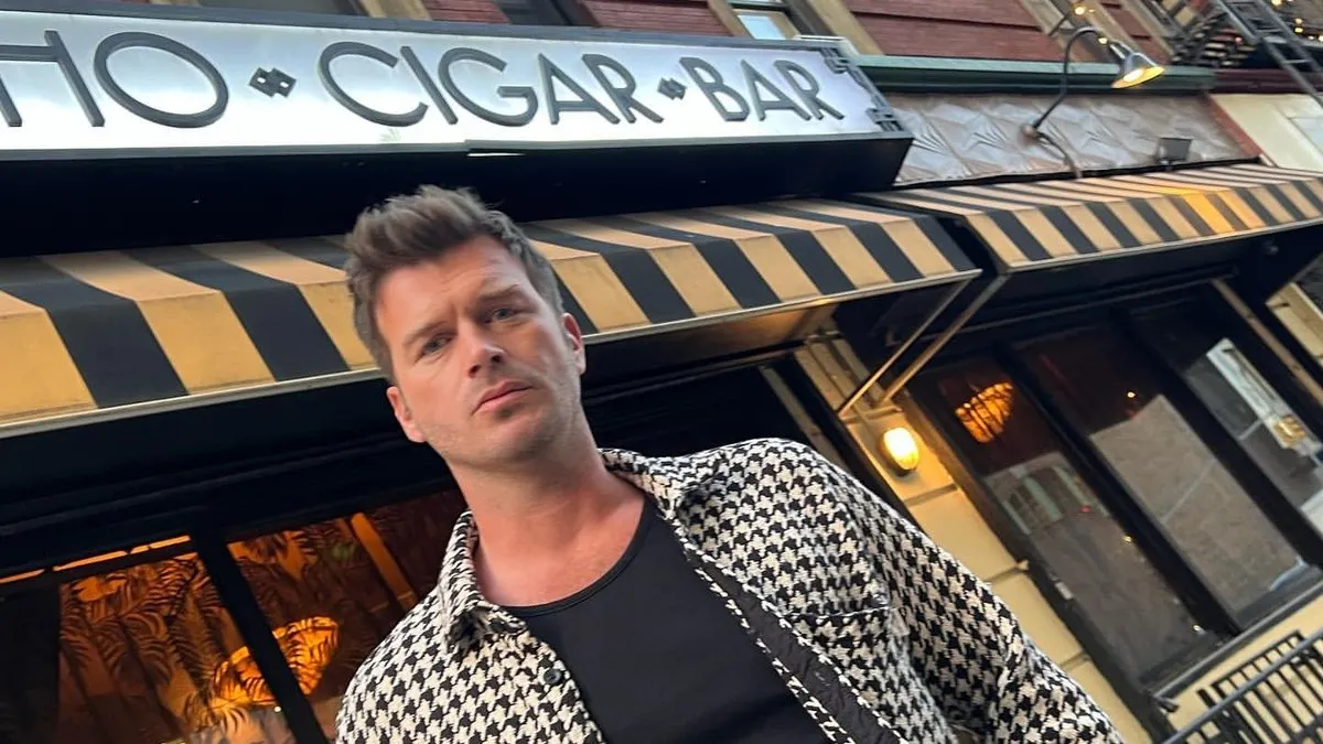 40 yaşındaki yakışıklı oyuncu Kıvanç Tatlıtuğ göz kapaklarını mı aldırdı? Sosyal medya onu konuştu!