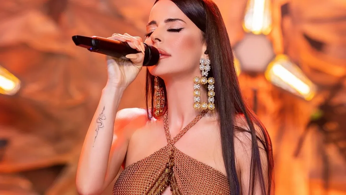 Simge Sağın sahnede saldırıya uğradı! Önce çiçek sonra telefon…