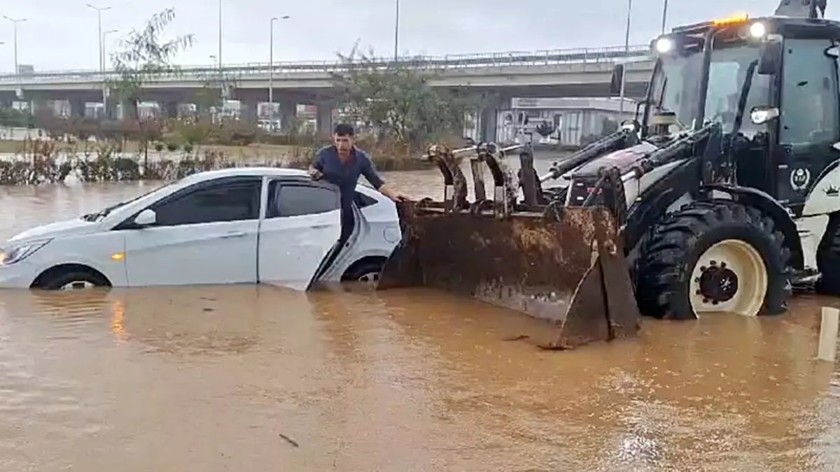 Antalya’da çok sayıda ev ve iş yerini su bastı: Trafikte aksamalar yaşandı!