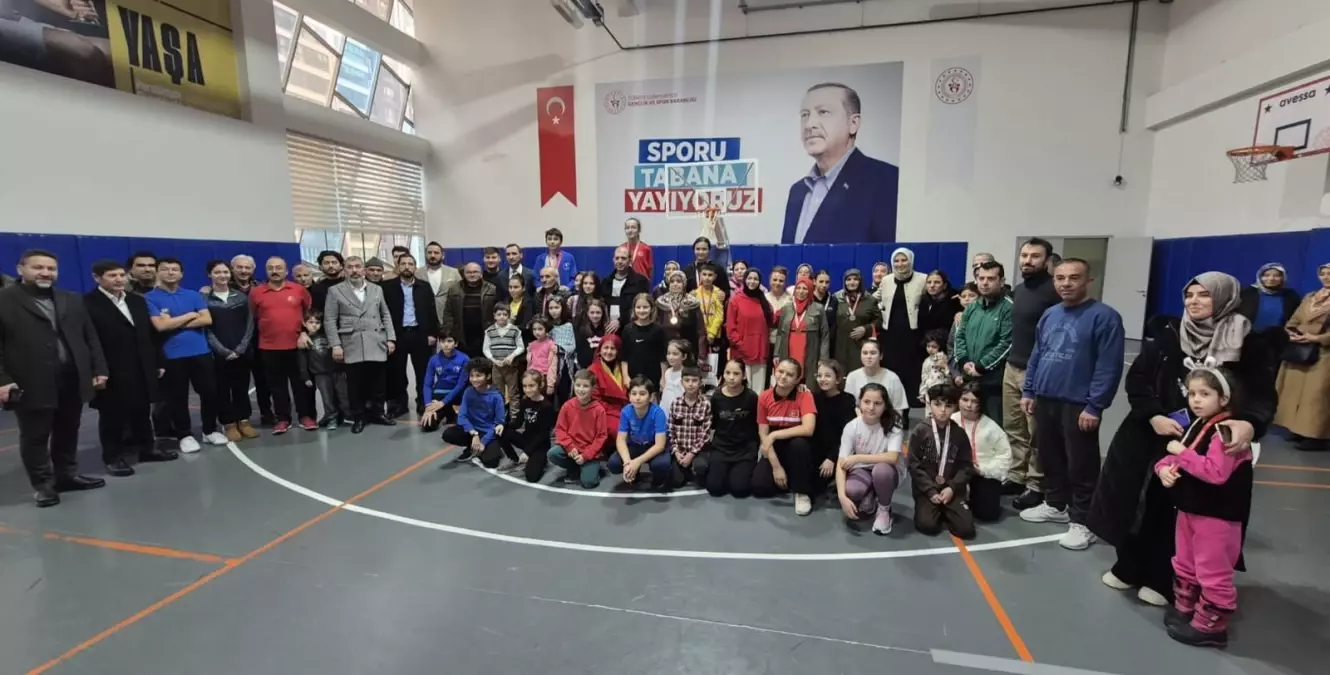 Keçiören’de 3. Geleneksel Aileler Arası Badminton Şampiyonası Gerçekleşti