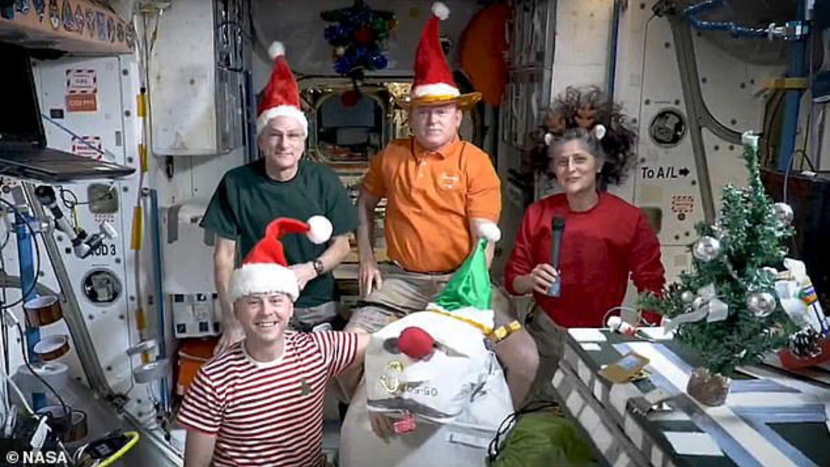 Uzayda mahsur kalan astronotlar Noel’i kutladı