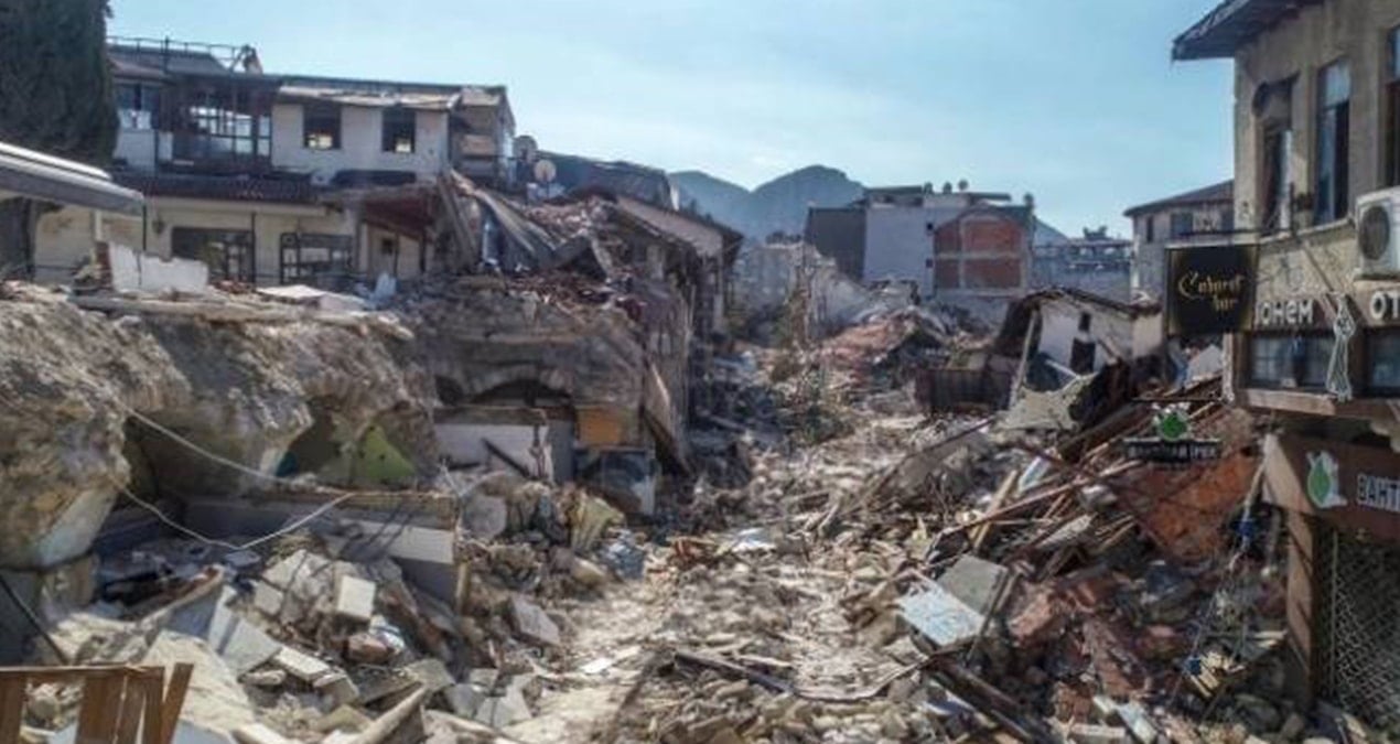 Depremde 35 kişinin hayatını kaybettiği sitede annesini kaybeden avukat isyan etti