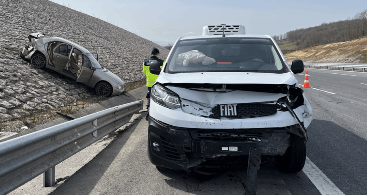 Minibüsün çarptığı otomobil, yoldan çıktı; 2 yaralı